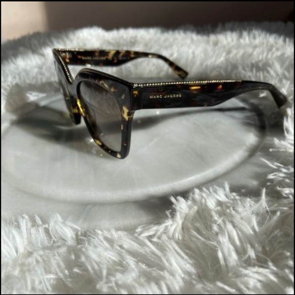 Like New Marc Jacobs Sunglasses, comes with the case. - Picture 1 of 4